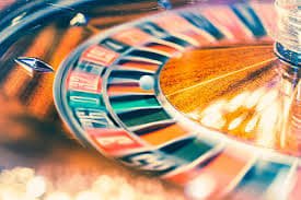 Bàn baccarat và roulette trong phòng Live Casino hubet2222 trực tuyến